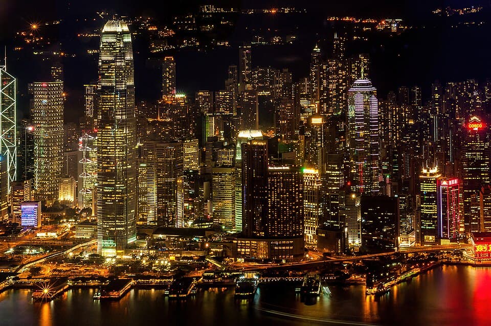 維多利亞港兩岸高樓實景，代表港島／過海出發之視覺參考