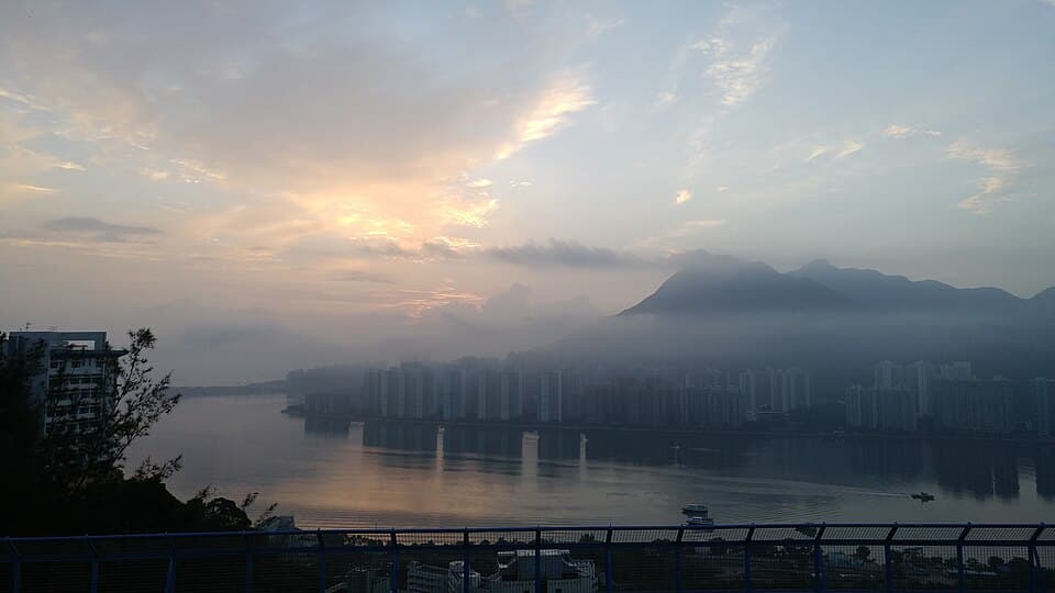 從香港中文大學蒙民偉樓遠眺沙田海與馬鞍山一帶之戶外景色，作為沙田／馬鞍山出發地區之視覺參考