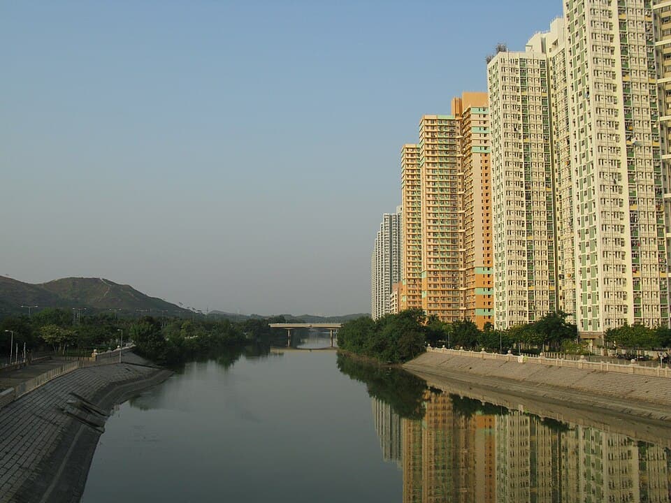 天水圍地區明渠／河道一帶實景，作為出發地區之視覺參考