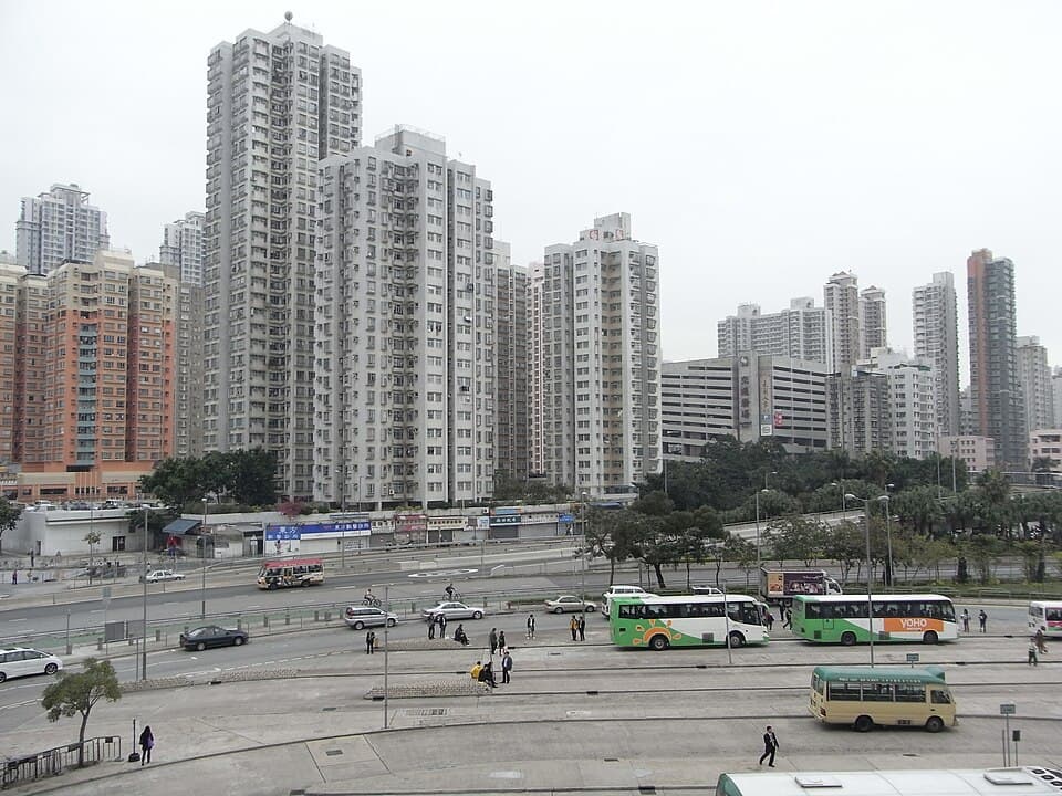 元朗市中心行人天橋一帶實景，作為出發地區之視覺參考