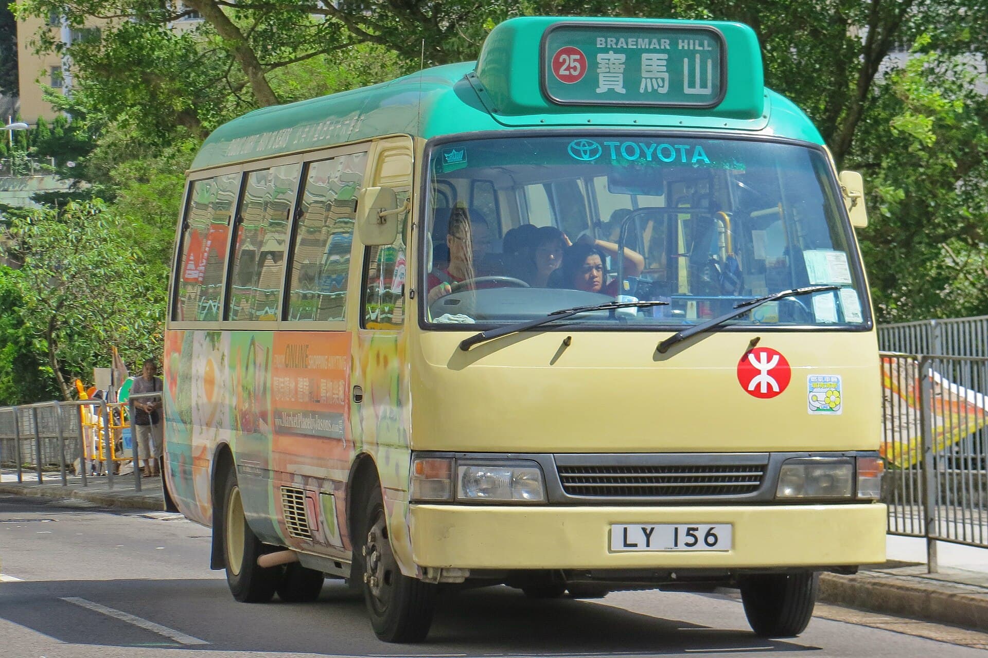 香港專線小巴（綠色小巴）在街道旁（交通方式示意）
