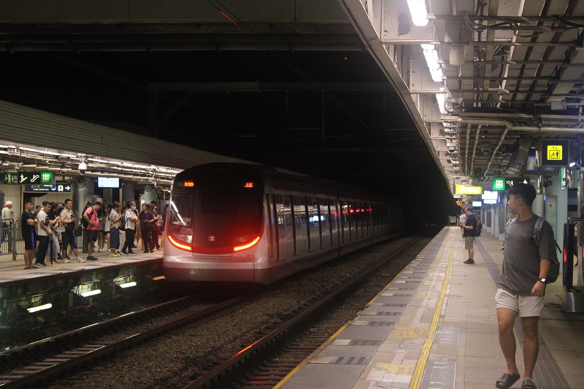 港鐵列車停靠九龍塘站一帶（交通方式示意）