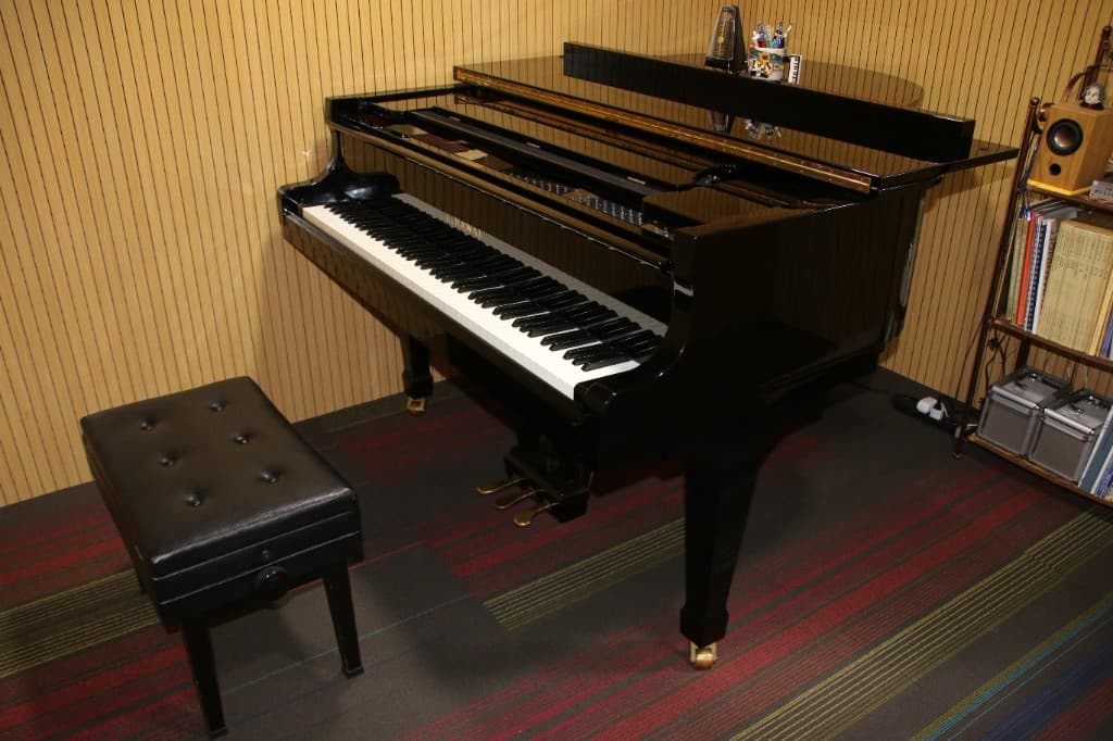 幻樂空間琴房內的日本製 Kawai KG-2 三角鋼琴與木條牆面