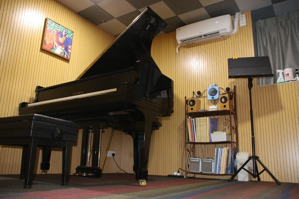 幻樂空間琴房 — 日本製 Kawai KG-2 三角鋼琴、木條聲學牆面與舒適練習環境